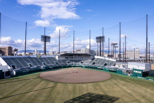 新球場はファンの拡大を狙い、ホームチームが陣取る1塁側ベンチに近い座席数を増やした(写真:阪神電気鉄道)