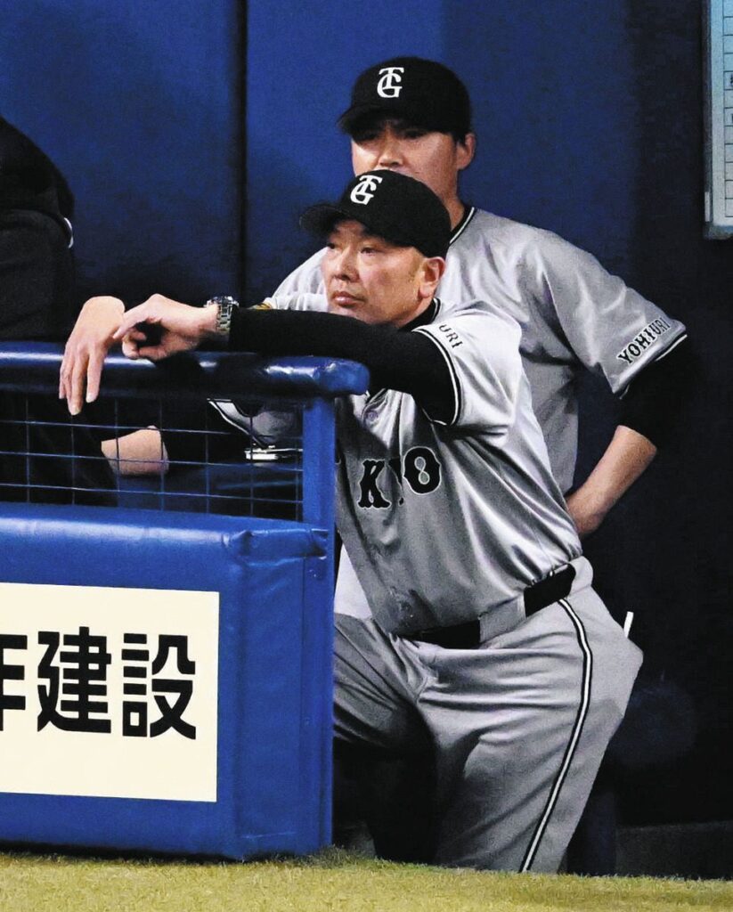 戦況を見つめる阿部監督