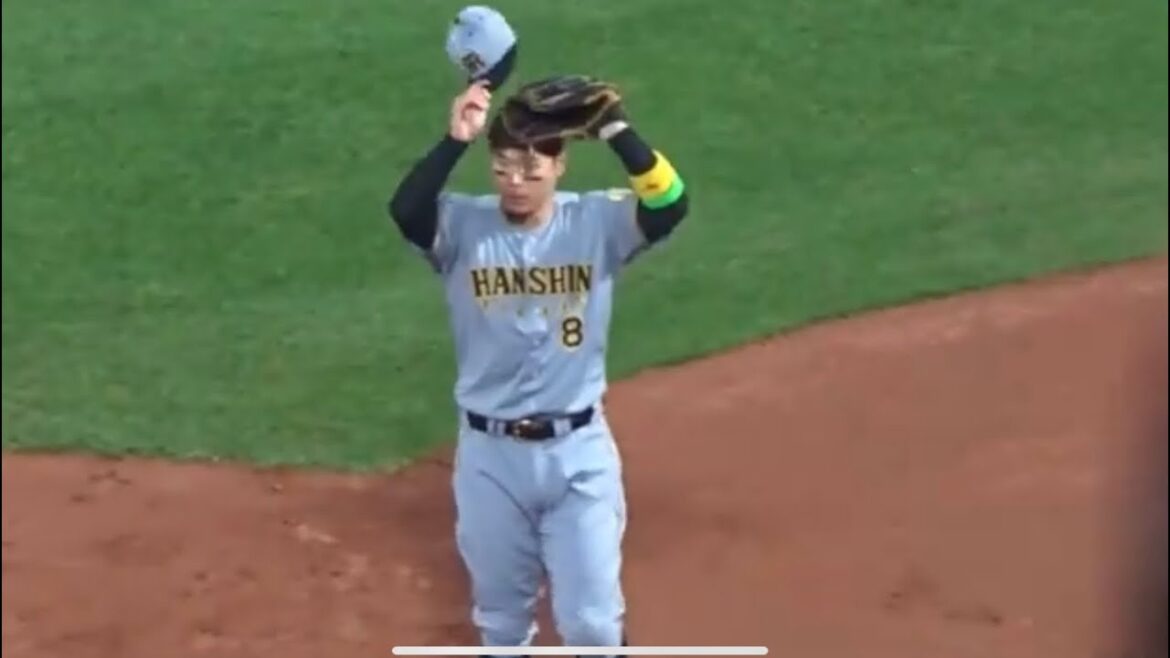 【2025開幕戦】　先制2ランホームランを放ちファンの声援に応える佐藤輝明