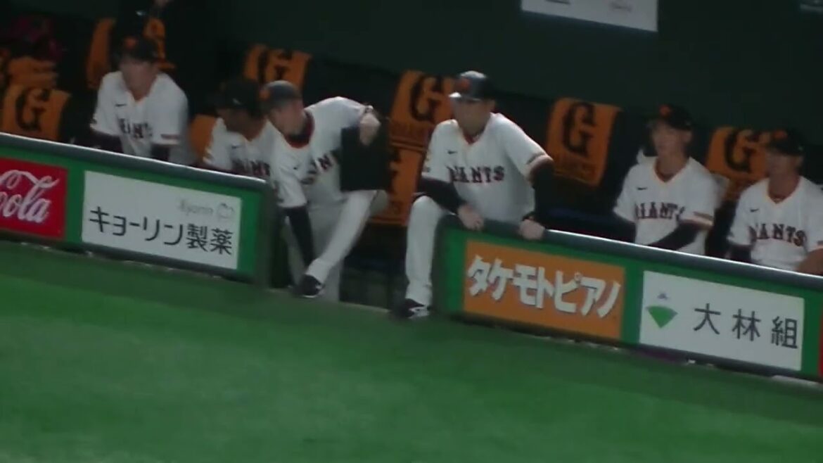 赤星優志の投球を見る増田大輝やオコエ瑠偉 坂本勇人などの様子【読売ジャイアンツ対 ヤクルトスワローズ 2025年3月29日】