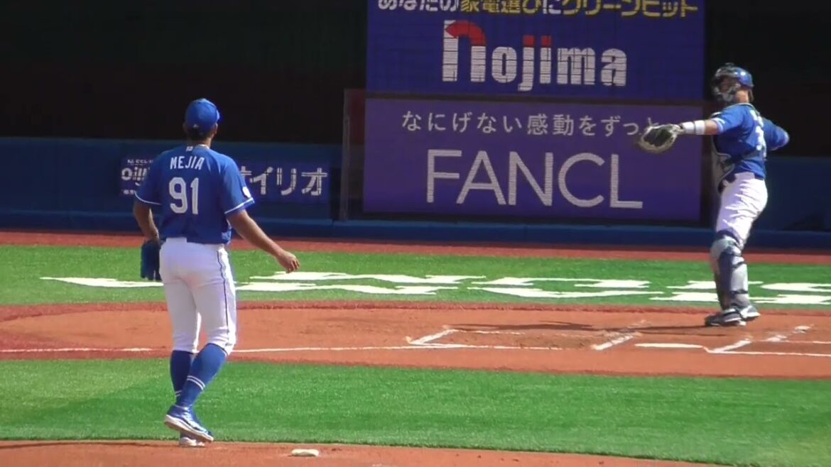 2025年3月30日 中日 ウンベルト・メヒア 投手の準備投球（ボールデッド中）