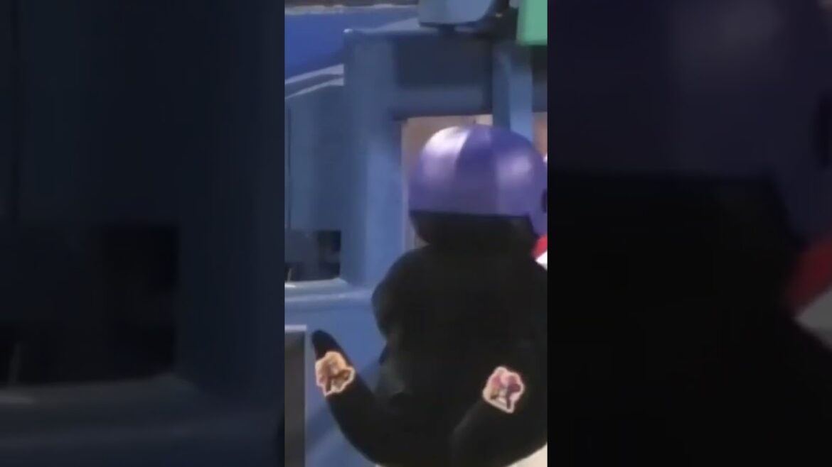 つば九郎、山崎晃大朗を優しく抱きしめる #つば九郎 #東京ヤクルトスワロー#shorts