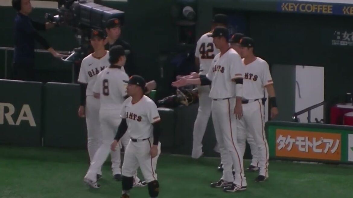 高梨雄平を出迎える巨人ベンチの選手たち＜読売ジャイアンツ 対 千葉ロッテマリーンズ 2025年3月21日＞