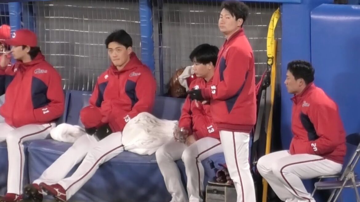 寒さに耐えながら戦況を見守る広島カープのブルペン！島内、栗林、岡本、森浦、スズケン！広島東洋カープvs東京ヤクルトスワローズ 2025年4月3日
