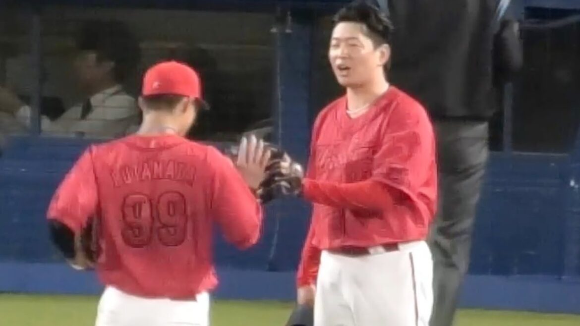 スーパーキャッチをした二俣翔一を最敬礼で迎える大瀬良大地！広島東洋カープ 明治神宮球場 2025年4月2日