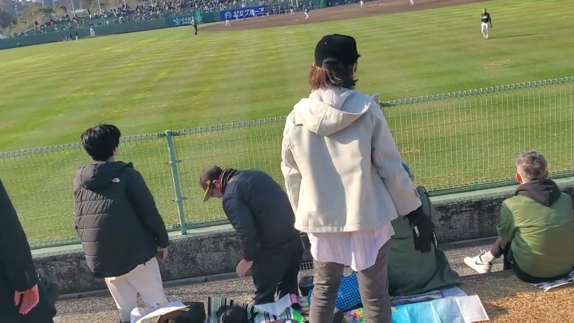 20250223【現地】石塚綜一郎を称えるホークスファン　8回表　福岡ｿﾌﾄﾊﾞﾝｸﾎｰｸｽ@宮崎市清武総合運動公園SOKKENｽﾀｼﾞｱﾑ･外野ﾚﾌﾄ ｵｰﾌﾟﾝ戦