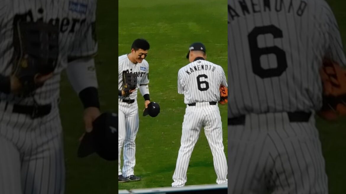 【2025阪神甲子園開幕セレモニー】前川右京 高校時代に指導を受けた金本知憲と甲子園のレフトで再会 笑顔で会話を交わす