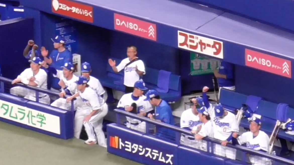 勝利の瞬間のドラゴンズベンチ　ブライト健太の笑顔　中日ドラゴンズVS広島東洋カープ　2025/04/09