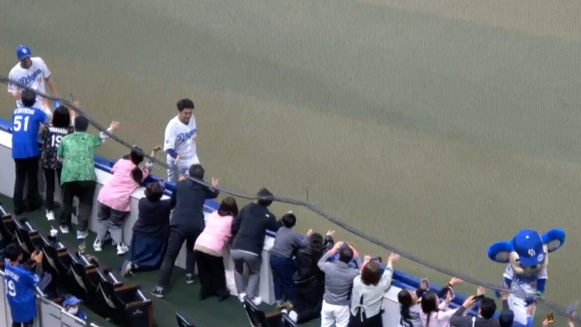 今日のヒーロー岩嵜翔と木下拓哉がドアラと一緒にファンの声援に応えてドーム1周　中日ドラゴンズVS読売ジャイアンツ　2025/04/01