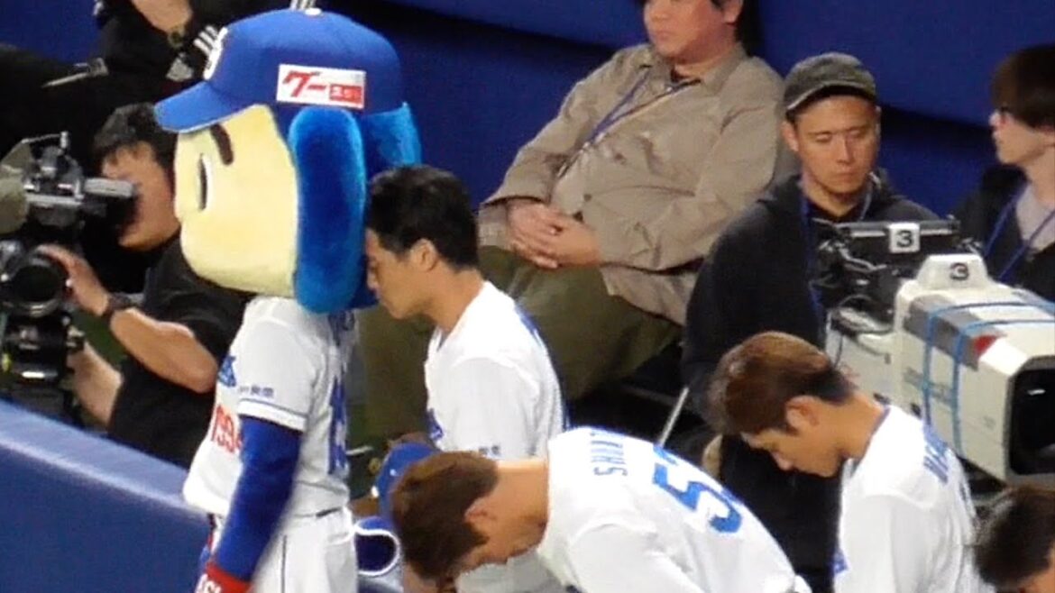 国歌演奏　ドアラの耳に顔を埋める加藤匠馬　中日ドラゴンズVS広島東洋カープ　2025/04/09