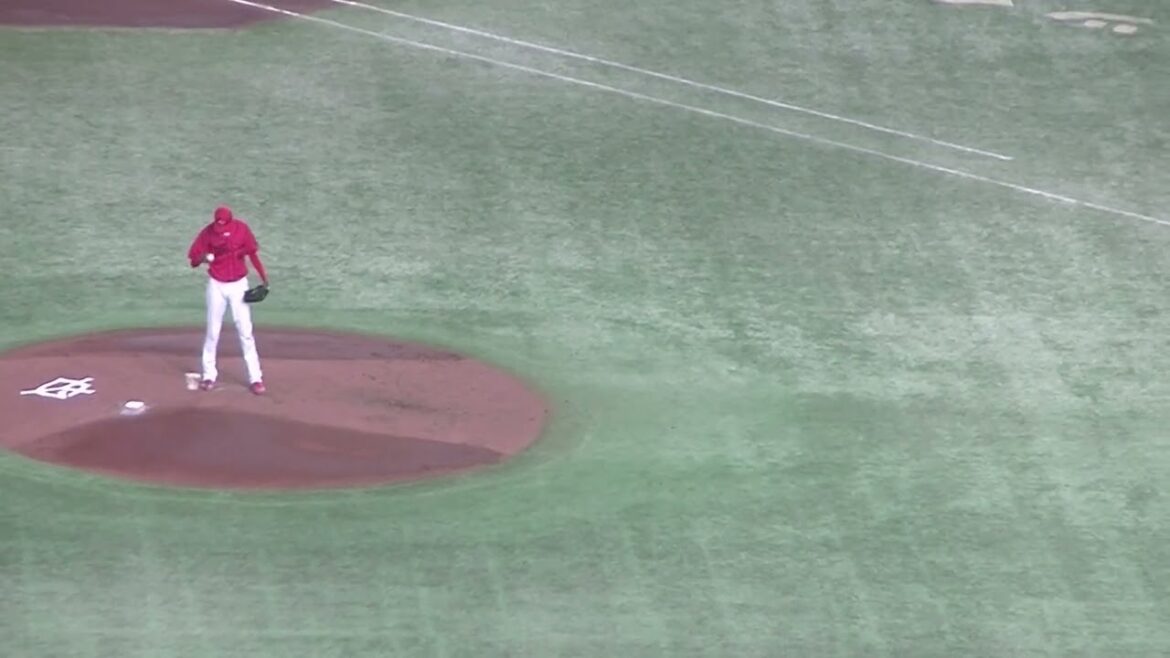 吉川尚輝をファーストゴロに打ち取るアドゥワ誠【読売ジャイアンツ対 広島東洋カープ  2024年8月6日】