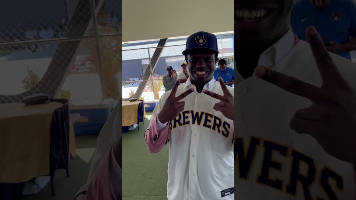 Los prospectos Kenny Fenelón y Christopher Acosta se abrazan por firmar con Brewers