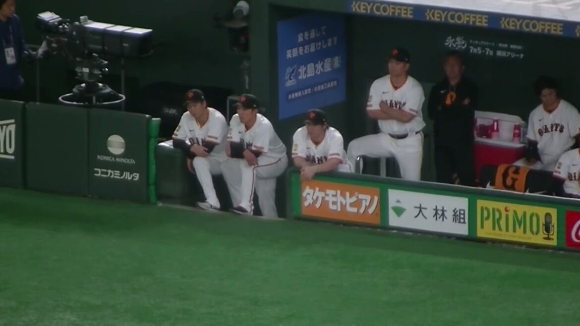甲斐拓也 などベンチでの様子【読売ジャイアンツ対 ヤクルトスワローズ 2025年3月29日】