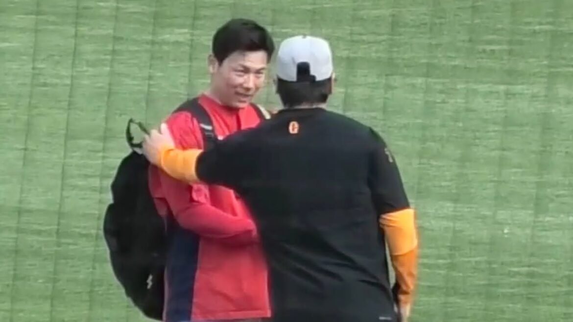 長野さん、アップそっちのけで古巣カープナインに熱視線！栗林良吏に駆け寄ってエールを交わす長野久義！2025年4月11日