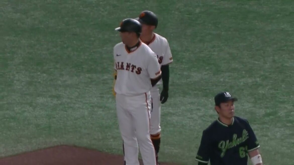 初ヒットなるか？リプレイ検証中の浦田俊輔とスワローズ増田珠【読売ジャイアンツ対 ヤクルトスワローズ 2025年3月29日】