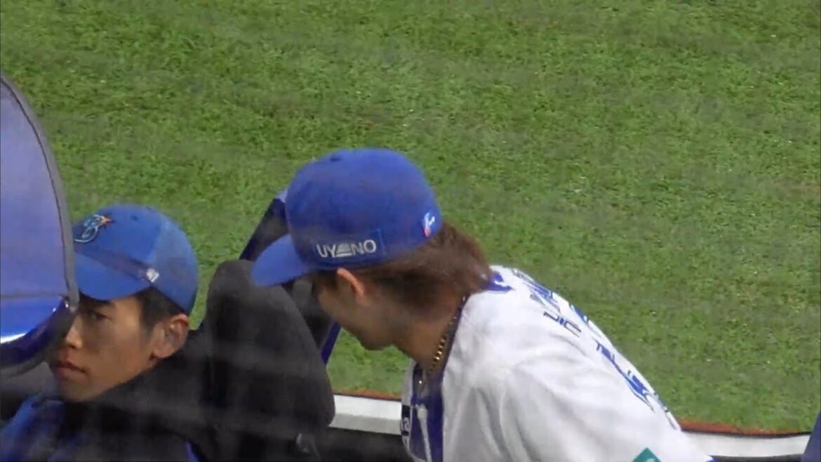 【2025初登板】リリーフカーから降りる際、丁寧に感謝の言葉を伝える中川颯選手(2025.3.29/横浜スタジアム）