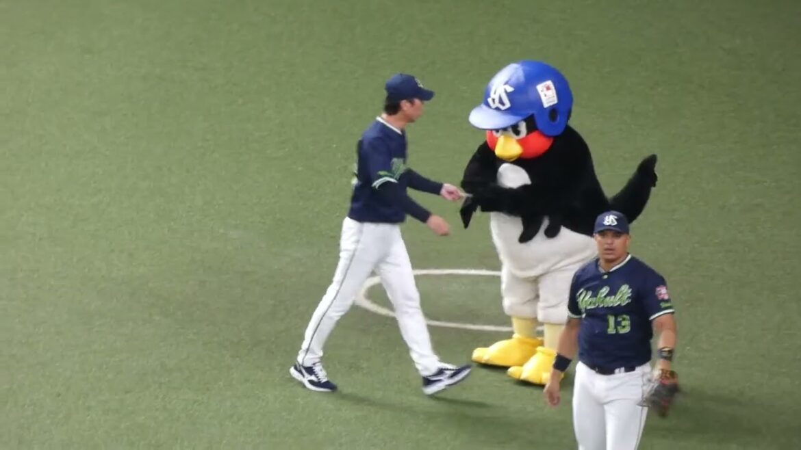 高津 臣吾 監督、つば九郎 先生に先発メンバー表を託す　#東京ヤクルトスワローズ