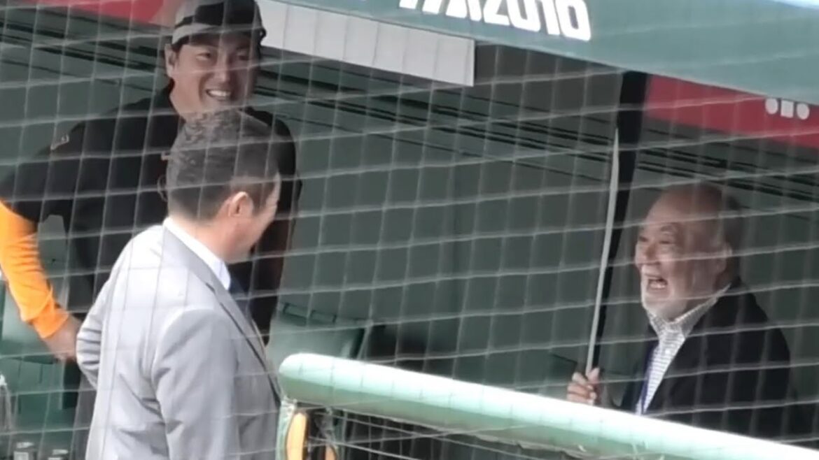 何度もお辞儀する長野さん！カープベンチに駆け寄りカープOB安仁屋さん、佐々岡さんと談笑！広島東洋カープvs読売ジャイアンツ 2025年4月12日