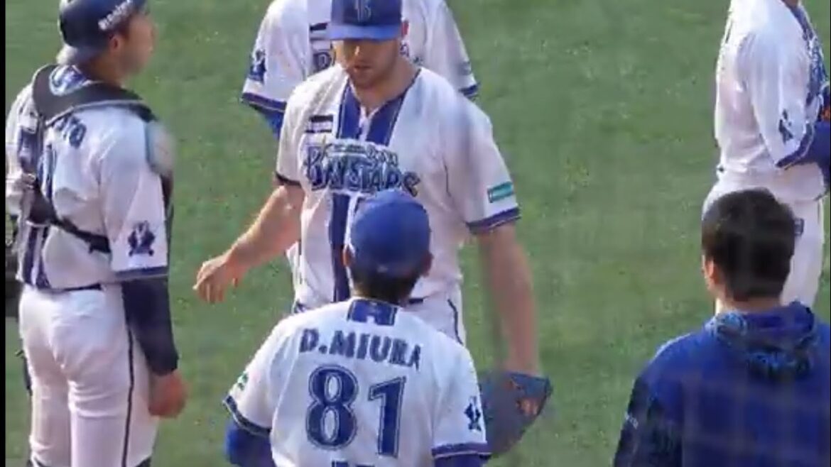 【交代はスムーズ…⁉】9回表途中登板も、ストライク入らず大乱調。山本祐大、森敬斗が間を取るも修正せず。最後は三浦監督がマウンドに行き交代(2025.4.12/横浜スタジアム）