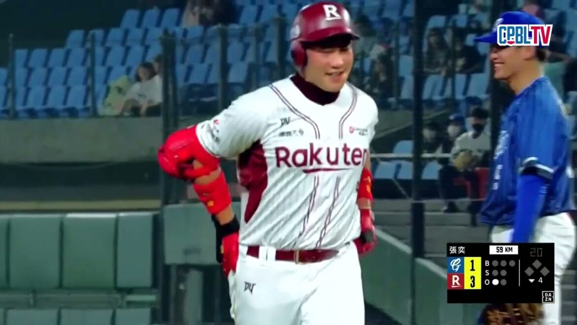 04/08 富邦 VS 樂天 四局下，陳真驚險接殺外野飛球，獲隊友張奕致意