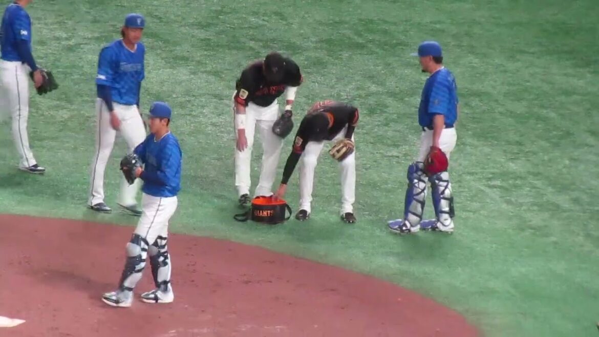 戸柱恭孝と楽しそうな大城卓三（読売ジャイアンツ対 横浜DeNAベイスターズ 2025年4月15日）