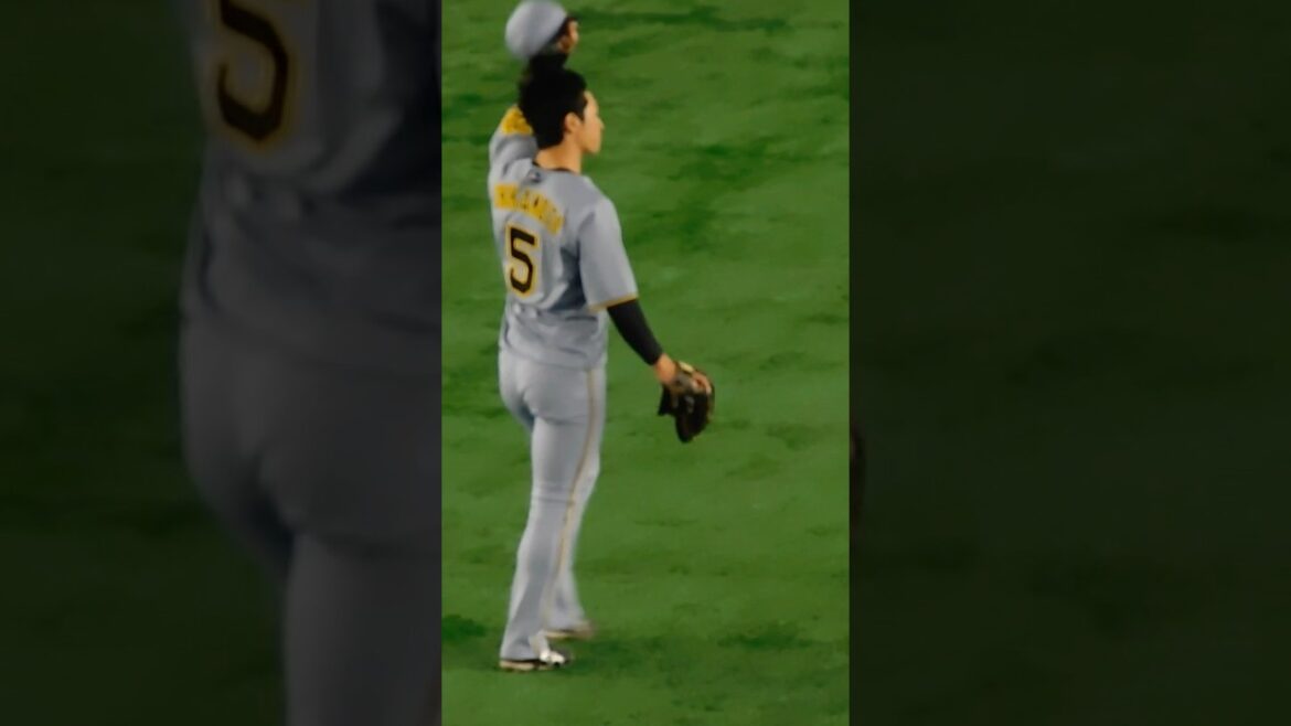 【カブス相手に先制】タイムリーを放ちファンの歓声に応える近本光司 【カブス相手に先制】タイムリーを放ちファンの歓声に応える近本光司