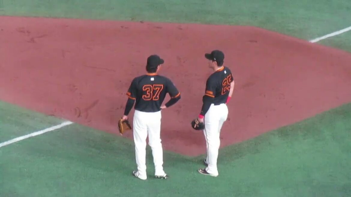 サードの守備につく岡本和真（読売ジャイアンツ対 横浜DeNAベイスターズ 2025年4月15日）