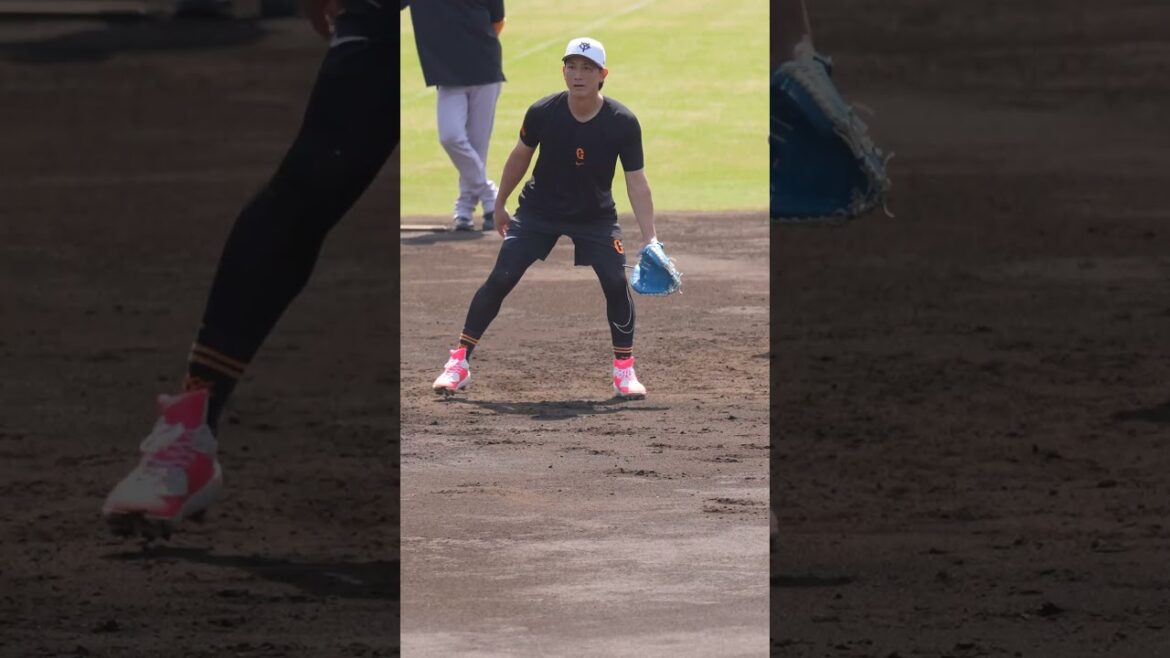 【巨人】坂本勇人&小林誠司選手の守備練習 #shorts #baseball #sports #ジャイアンツ #巨人 #プロ野球 【巨人】坂本勇人&小林誠司選手の守備練習 #shorts #baseball #sports #ジャイアンツ #巨人 #プロ野球