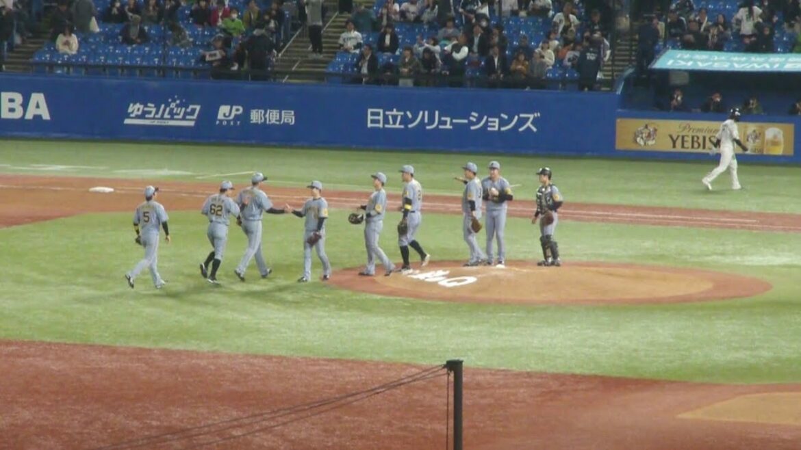 阪神タイガース 及川雅貴が長岡秀樹をセカンドゴロに打ち取り試合終了　ヤクルト 5 - 7 阪神　2025年4月17日(木) 神宮球場