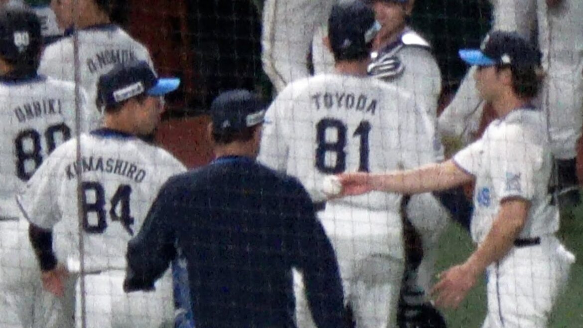 【今井達也】61年ぶりの「無安打有失点」ウイニングボールを熊代コーチへ渡す 現地映像