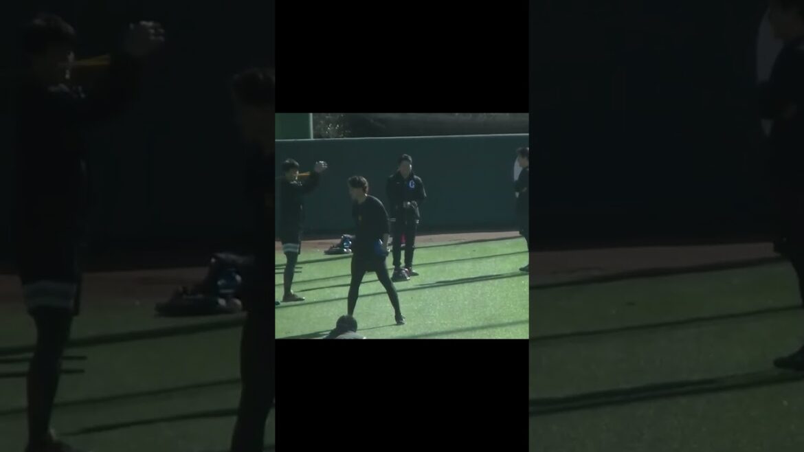 キャッチボールをする堀田賢慎（読売ジャイアンツ 自主トレ風景2025年1月10日）