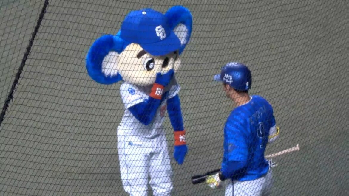 ドアラ 今日誕生日の京田陽太へ打席の直前にプレゼントを渡す　中日ドラゴンズVS横浜DeNAベイスターズ　2025/04/20
