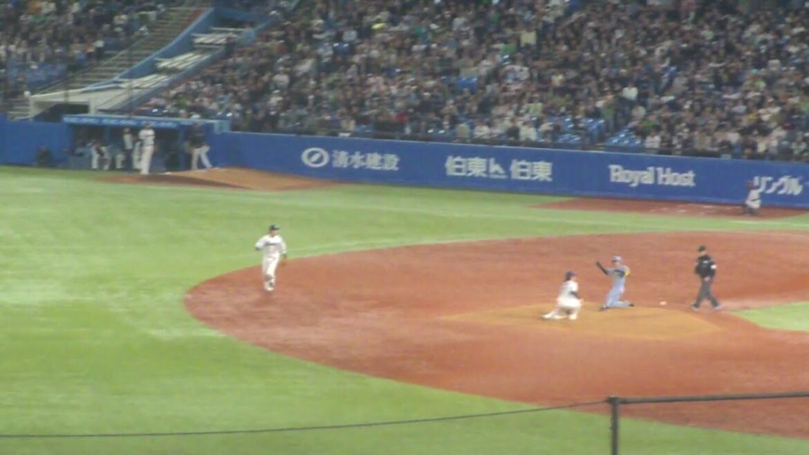 ヤクルト 松本直樹 盗塁阻止でナイスプレー　近本光司は盗塁失敗　ヤクルト vs  阪神　2025年4月17日(木) 神宮球場