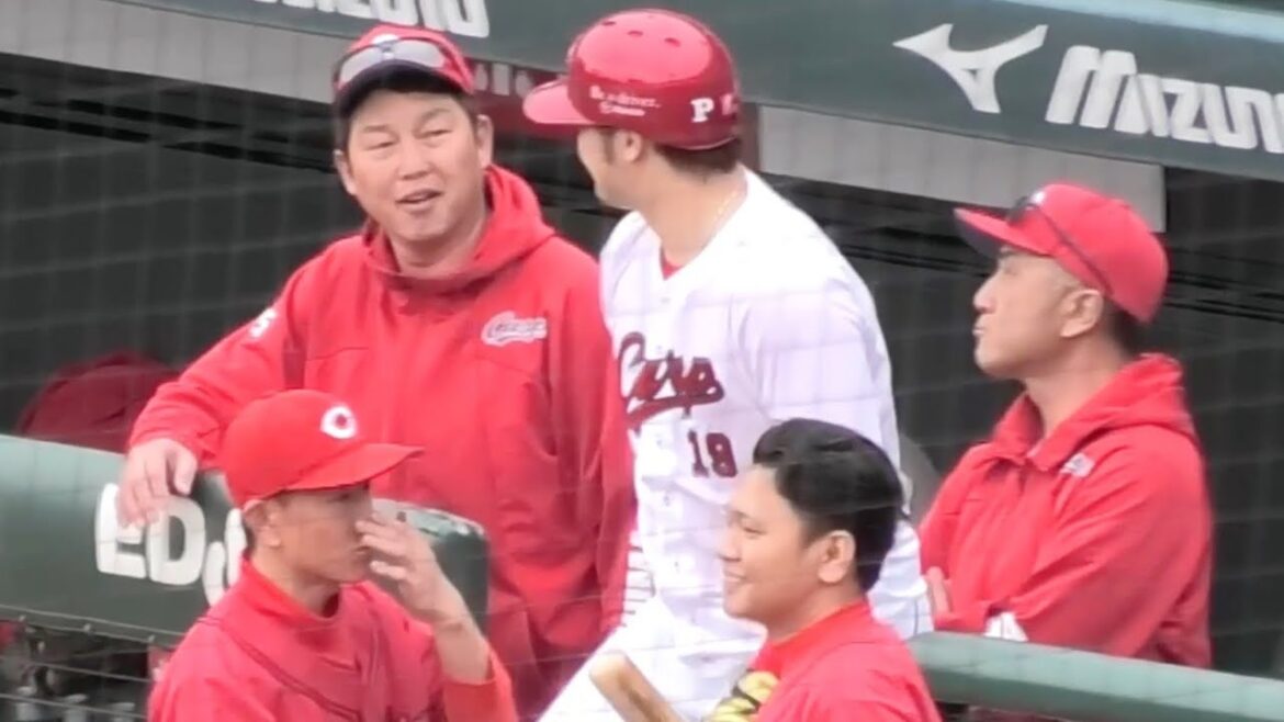 7回、ピンチを凌いだあと、そのまま打席に送りだしヒットを放った床田に誰よりも喜ぶ新井監督！広島東洋カープ マツダスタジアム 2025年4月12日