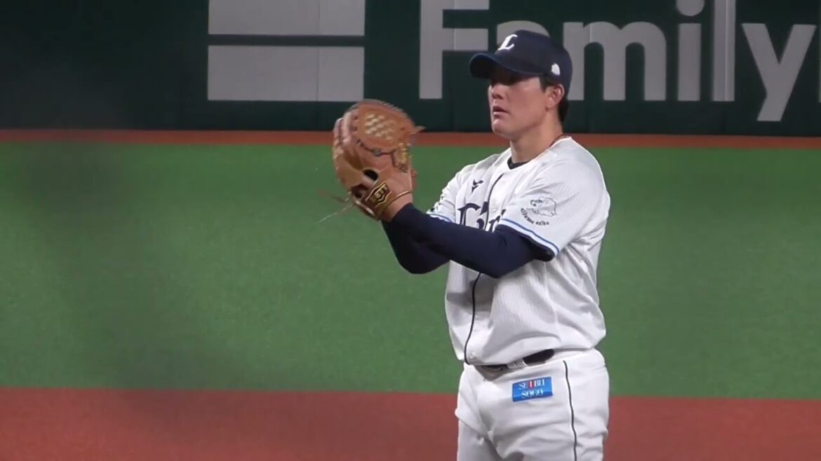 2025年4月22日 イースタンリーグ 埼玉西武・與座 海人 投手の準備投球（ボールデッド中）