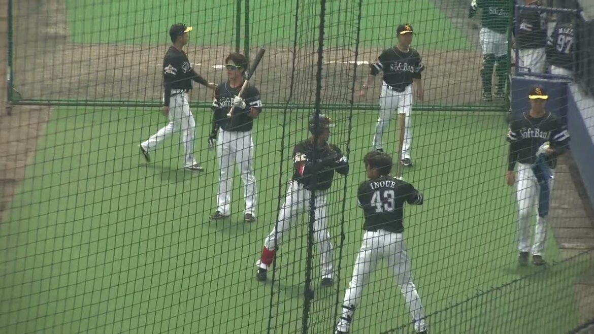福岡ソフトバンクホークス 井上朋也選手・庄子雄大選手・川村友斗選手が試合開始前に素振りをする様子 2025/4/22 ナゴヤ球場