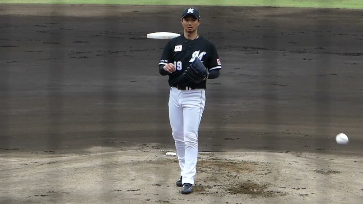 2025年4月26日 イースタンリーグ 千葉ロッテ・唐川 侑己 投手の準備投球（ボールデッド中）