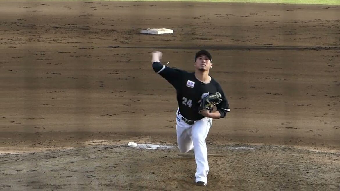 2025年4月26日 イースタンリーグ 千葉ロッテ・東妻 勇輔 投手の準備投球（ボールデッド中）