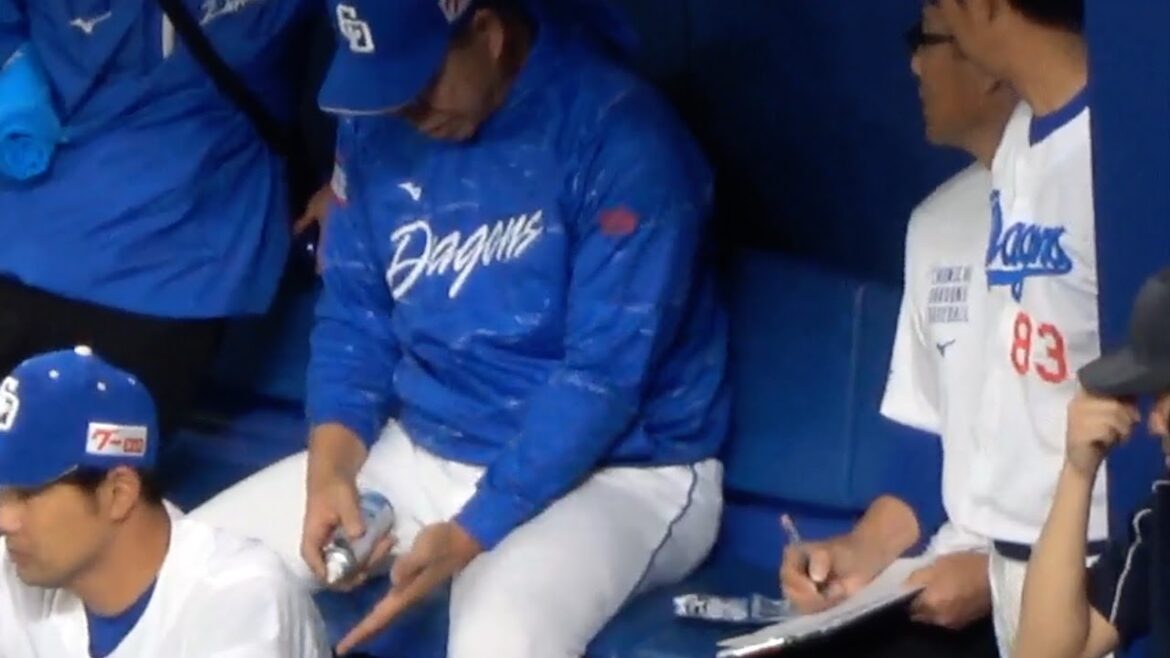 ファールボールが直撃した井上監督　自らスプレー　かなり痛そう 心配です　中日ドラゴンズVS東京ヤクルトスワローズ　2025/04/26