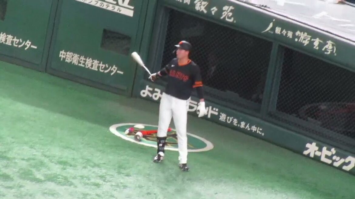 代打の準備する中山礼都（読売ジャイアンツ対 横浜DeNAベイスターズ 2025年4月15日）