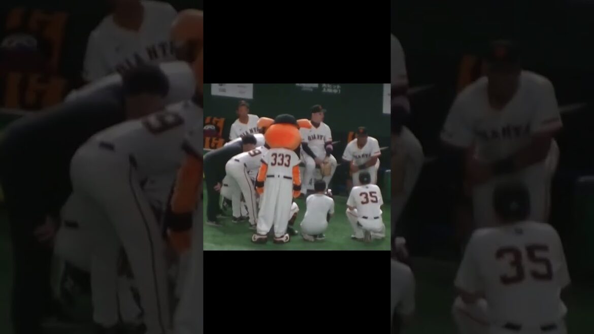 円陣で真ん中にくるオコエ瑠偉（ 読売ジャイアンツ対 ヤクルトスワローズ 2024年8月2日）