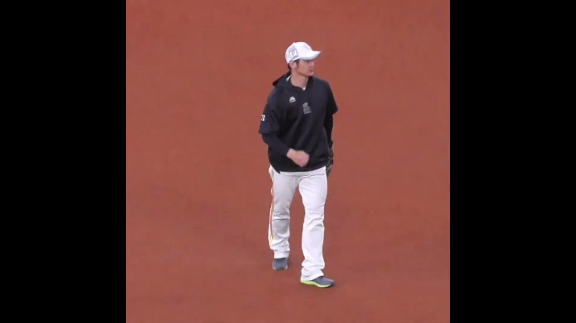 中田 賢一 ｺｰﾁ　ついでに受けたノックで華麗なフィールディングを披露　#福岡ソフトバンクホークス #shorts