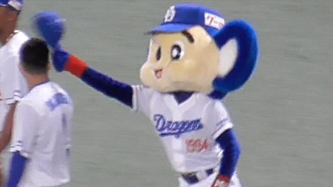 ドアラ　岡林勇希とじゃれ合い 帽子を被せてあげる　中日ドラゴンズVS東京ヤクルトスワローズ　2025/04/26