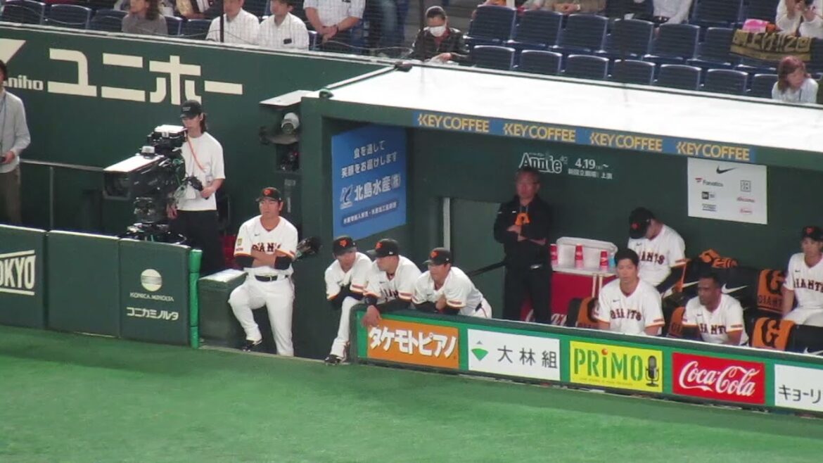 泉口友汰の打席の時の長野久義や大城卓三 ベンチの様子【読売ジャイアンツ対 中日ドラゴンズ2025年4月23日】