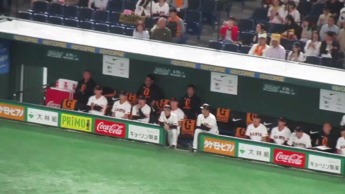 味方の守備中 ベンチの門脇誠や中山礼都【読売ジャイアンツ対 中日ドラゴンズ2025年4月23日】