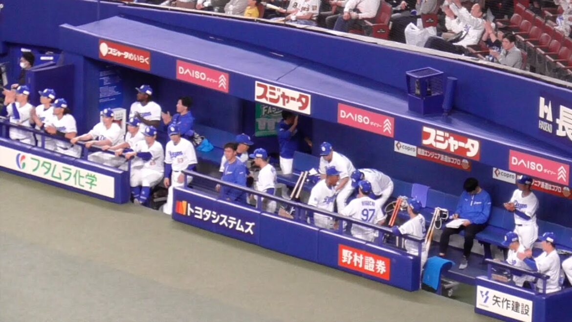 勝利の瞬間のドラゴンズベンチ　先頭は今日誕生日の加藤匠馬　中日ドラゴンズVS阪神タイガース　2025/04/29