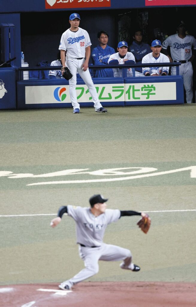 ３回裏、投球する田中将を見つめる大野