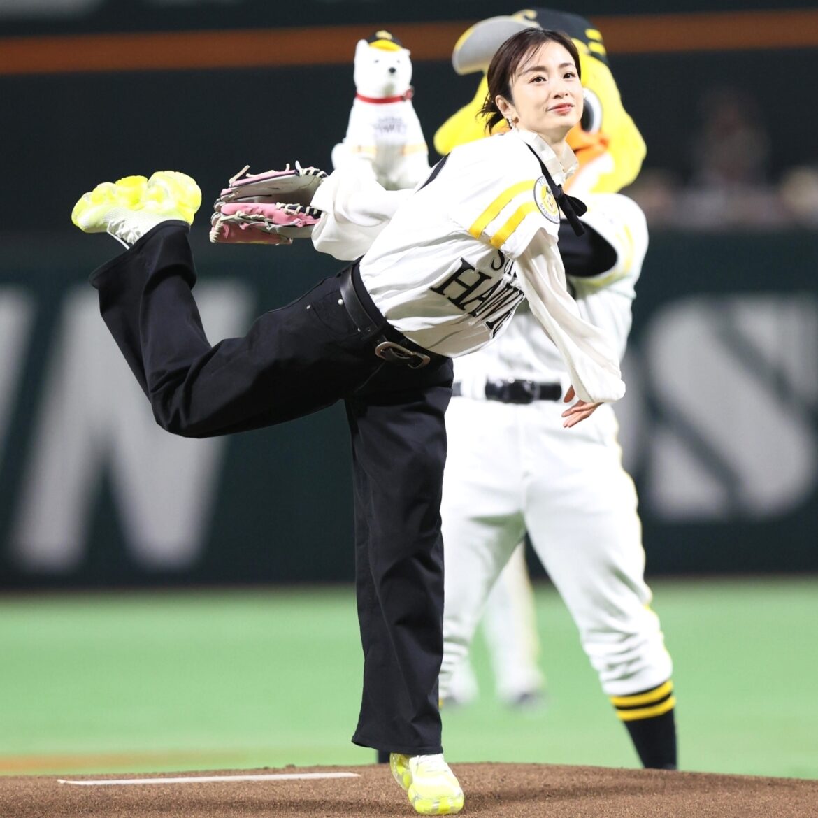 「信じがたい39歳!」ソフトバンク始球式で大物女優が魅せた“不変の美貌”にネット騒然!「年々綺麗になってない?」「可愛くて美人って何だよ」(THE DIGEST) – Yahoo!ニュース – Yahoo!ニュース 「信じがたい39歳!」ソフトバンク始球式で大物女優が魅せた“不変の美貌”にネット騒然!「年々綺麗になってない?」「可愛くて美人って何だよ」(THE DIGEST) - Yahoo!ニュース - Yahoo!ニュース