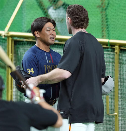 【ヤクルト】田口麗斗、死球を与えた巨人キャベッジに謝罪 試合前練習前に歩み寄り頭を下げる – プロ野球 – nikkansports.com 巨人対ヤクルト 昨日死球を当てた巨人キャベッジ(右)に謝罪をするヤクルト田口(撮影・たえ見朱実)