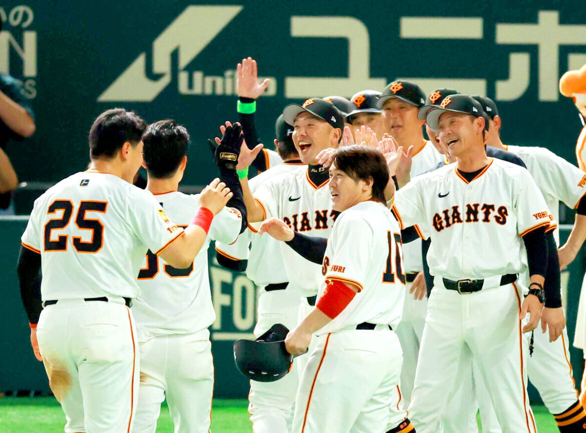 開幕戦をサヨナラ勝ちで制した阿部慎之助監督（中央）